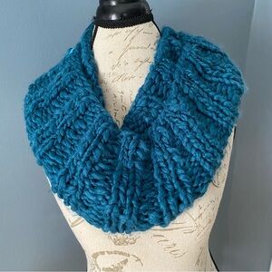 Burton hand knit nana cowl winter scarf teal turquoise 100% acrylic chunky NEW